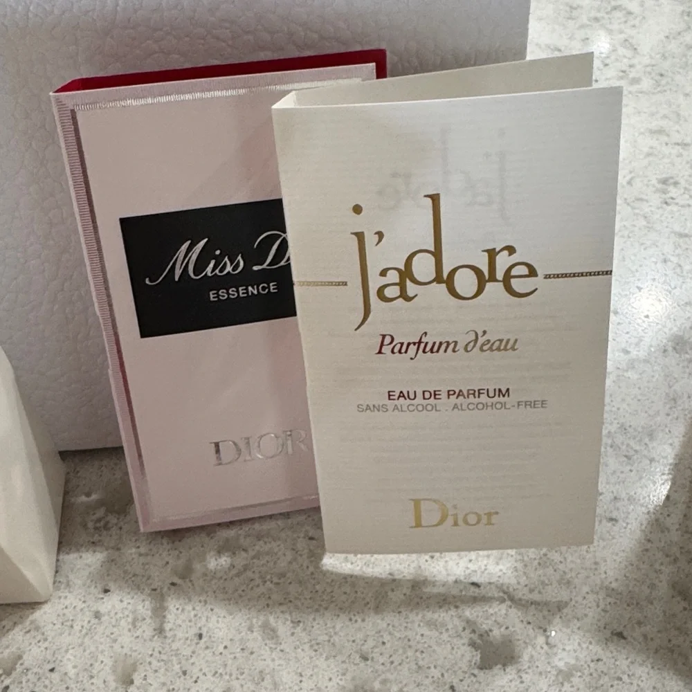 New in Box Dior Red Velvet Pouch with Miniature Perfume - Picture 10 of 10